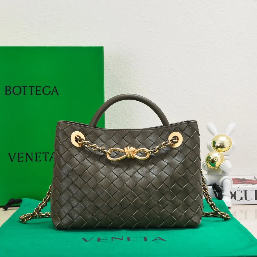 Batch 1960 BOTTEGA VENETA 2024 spring and summer new small ANDIAMO chain bag is also available! 🔥🔥I believe many friends have been waiting for a long time. The metallic chain adds a touch of sophistication to the original softness and elegance of Andiamo. The collision of classic craftsmanship and elegance creates a different kind of beauty. Style number: 6008 Size: 25*22*10.5cm